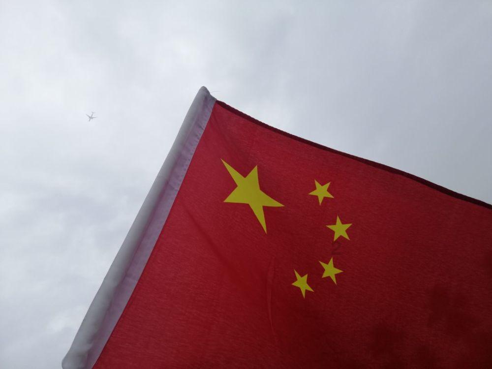 发现趣闻事,畅聊交友,尽在白色条纹衬衫搭配豹纹包臀裙,穿着洋气又温婉大方,这样穿搭你喜欢吗?红迪网平台